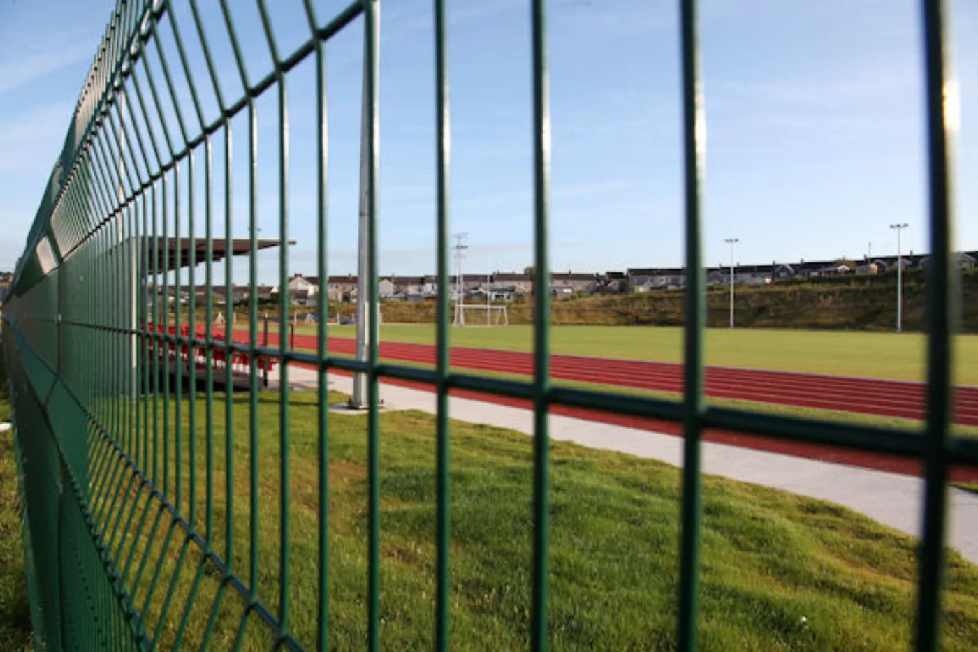 أرضيات الملاعب ومضامير الجري